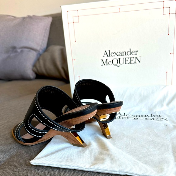 Alexander McQUEEN slip-on sandals, leather, 2’ heel, like new, black, US 7.5 - Picture 10 of 10
